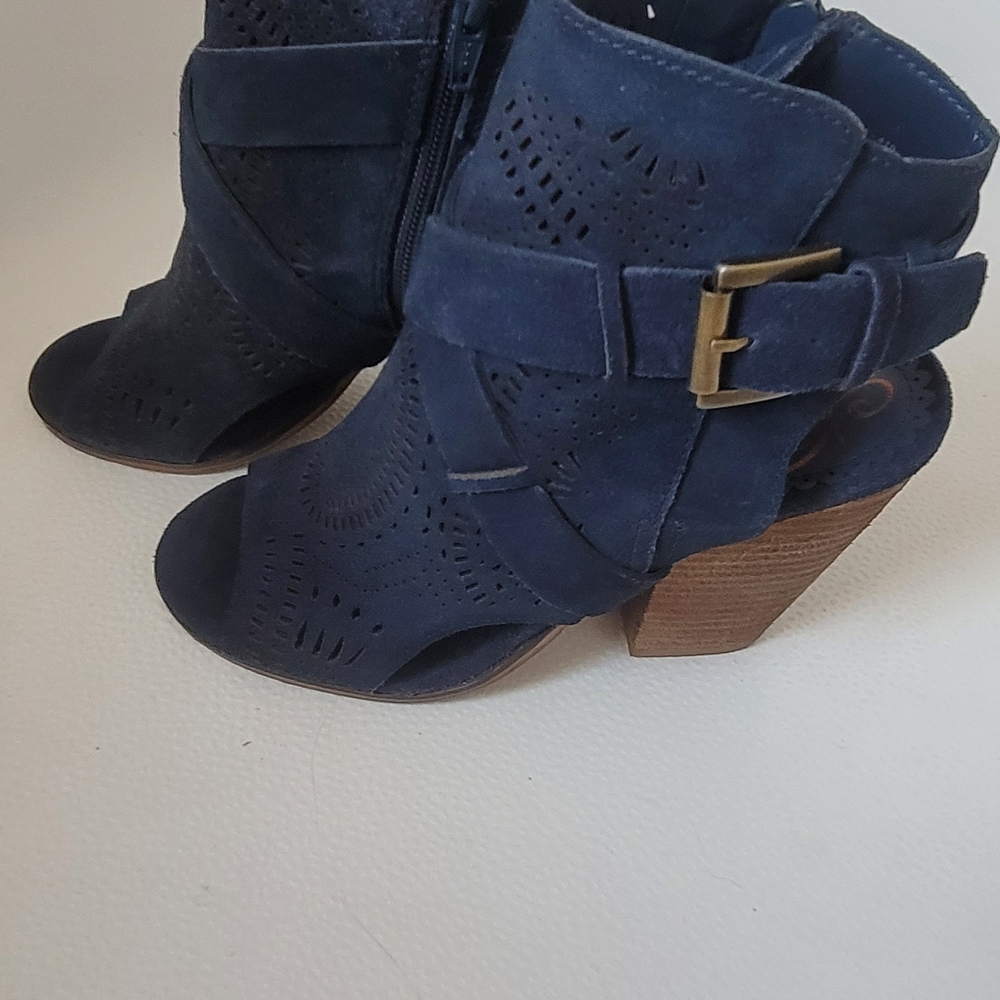 Sandals - Picture 2 of 3